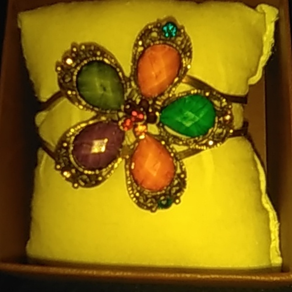 Vintage Bracelet. Beautiful flower. Nickel free custom jewelry.